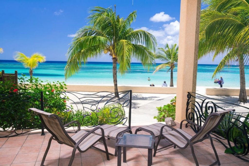 Snowbird rentals in Roatan can be beachfront, just like this stunning tropical beachfront view