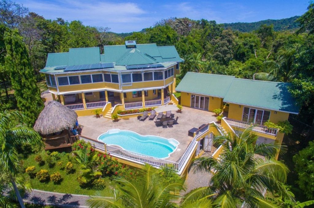 large group home for a multi-generational vacation in Roatan